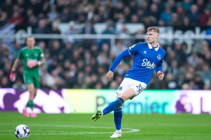 Jarrad Branthwaite plays a pass while in action for Everton away at Newcastle United.