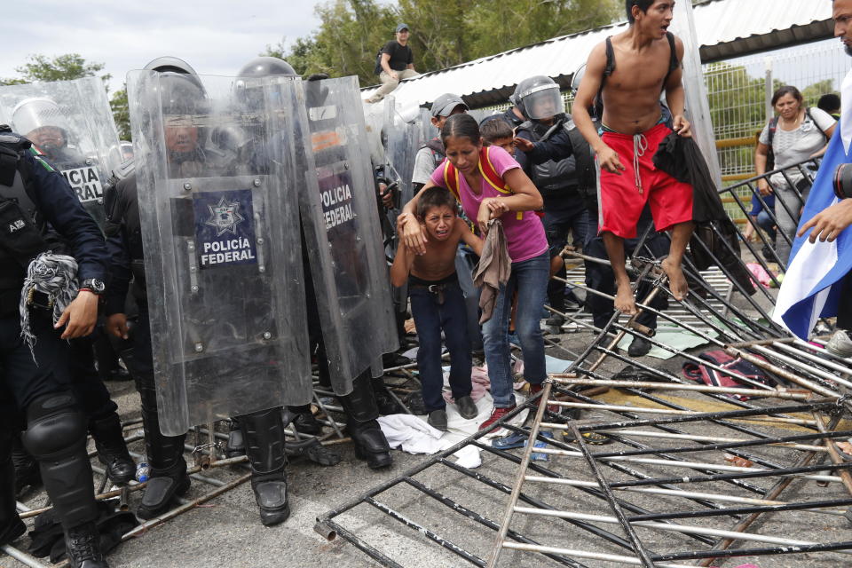 FOTOS | Así rompieron los migrantes el cerco fronterizo para entrar a México