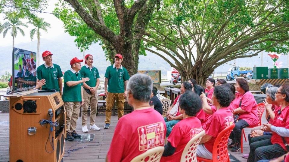 節目前進和平村，幫長者圓夢拍學士照。（圖／好看娛樂提供）