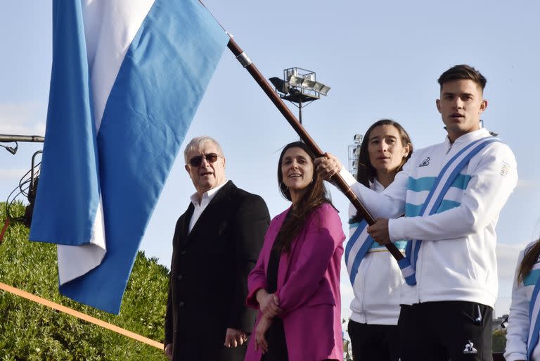 Marcos Moneta y Sabrina Ameghino recibieron la bandera argentina la semana pasada en el Cenard