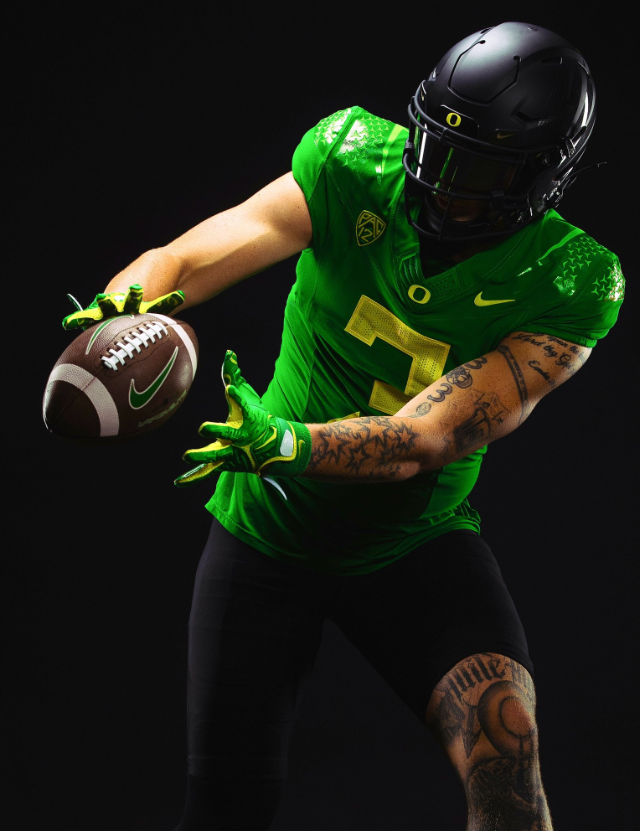 LOOK: Oregon Ducks unveil uniform combination for Colorado game in