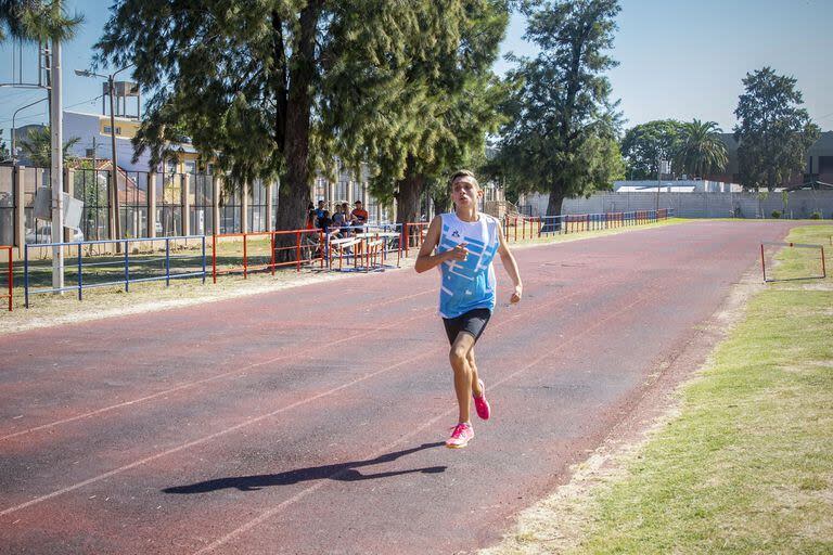 Maximiliano Villa se entrena en el Polideportivo Alberto Balestrini, en Lomas del Mirador