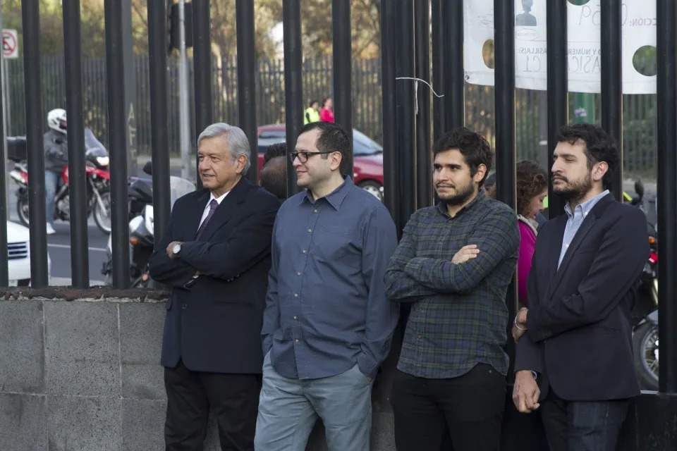 Andr&#xe9;s Manuel L&#xf3;pez Obrador y sus hijos Jos&#xe9; Ram&#xf3;n, Andr&#xe9;s Manuel y Gonzalo en una foto tomada en 2016.  | FOTO: MOIS&#xc9;S PABLO /CUARTOSCURO.COM