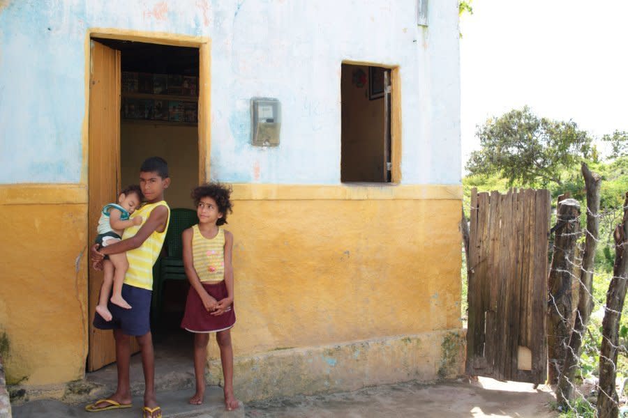 Three of Silva&rsquo;s children &mdash; Gabriel, 2;&nbsp;Paulo, 11; Paulina, 9 &mdash; stand outside the family&rsquo;s home. (Photo: Jul Sousa for HuffPost)