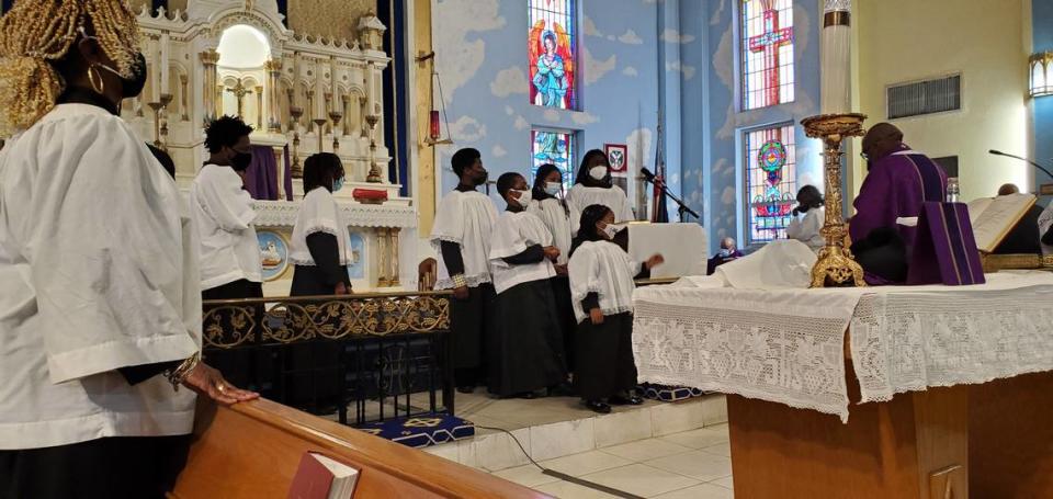 Servicios de culto en la histórica Saint Agnes Episcopal Church en Overtown.