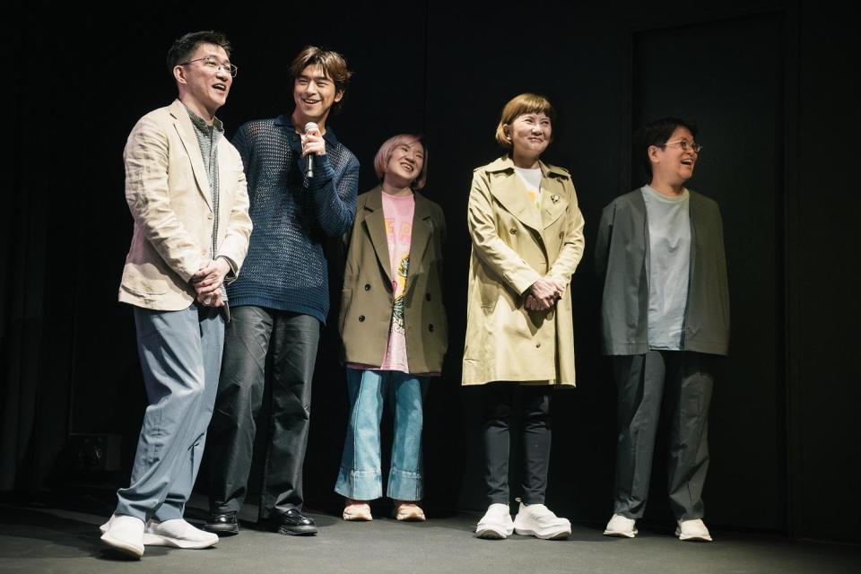 徐漢強（左一）導演與陳柏霖（左二）合作的《鬼才之道》以充滿創意的陰間喜劇獲得不少關注。（圖／金馬執委會提供）