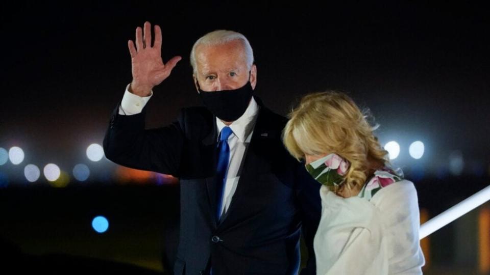 Democratic presidential nominee Joe Biden and his wife. Dr. <span class="caas-xray-inline-tooltip"><span class="caas-xray-inline caas-xray-entity caas-xray-pill rapid-nonanchor-lt" data-entity-id="Jill_Biden" data-ylk="cid:Jill_Biden;pos:2;elmt:wiki;sec:pill-inline-entity;elm:pill-inline-text;itc:1;cat:OfficeHolder;" tabindex="0" aria-haspopup="dialog"><a href="https://search.yahoo.com/search?p=Jill%20Biden" data-i13n="cid:Jill_Biden;pos:2;elmt:wiki;sec:pill-inline-entity;elm:pill-inline-text;itc:1;cat:OfficeHolder;" tabindex="-1" data-ylk="slk:Jill Biden;cid:Jill_Biden;pos:2;elmt:wiki;sec:pill-inline-entity;elm:pill-inline-text;itc:1;cat:OfficeHolder;" class="link ">Jill Biden</a></span></span>, exit his campaign plane in New Castle, Delaware, <br>returning from Nashville, Tennessee and the former vice president’s final debate with President Donald Trump. <br>(Photo by Drew Angerer/Getty Images)