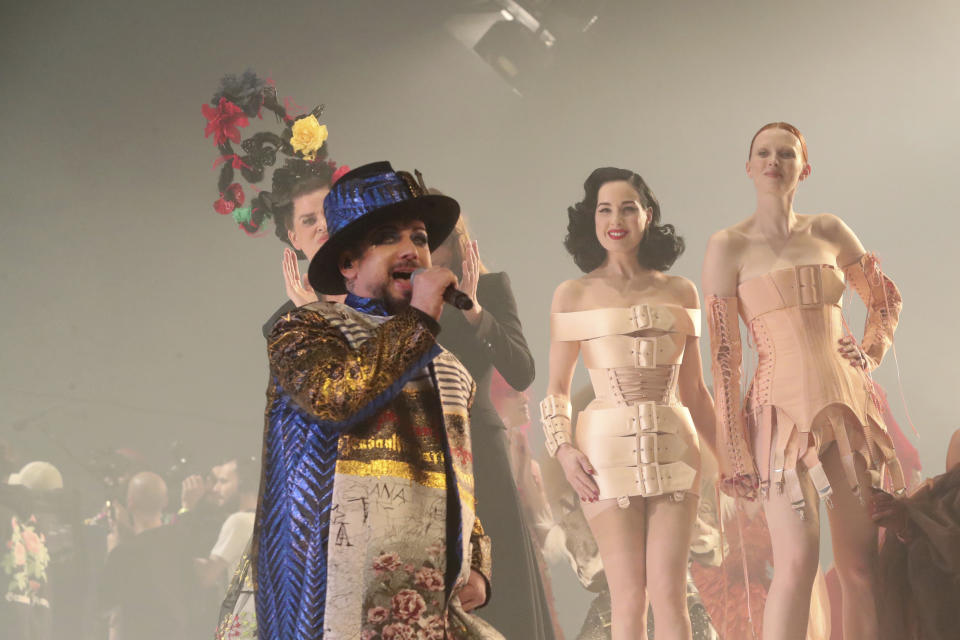 El cantante Boy George canta durante el último desfile de Jean Paul Gaultier Alta Costura con la colección Primavera Verano 2020 presentada el miércoles 22 de enero de 2020 en París. (Foto AP/Thibault Camus)