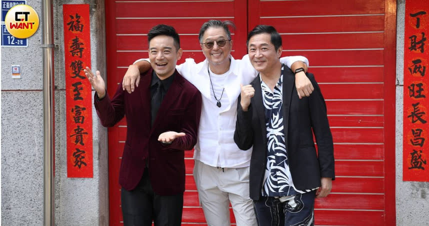 《一村喜事》製作人王偉忠帶著兩位男主角湯志偉與岑永康「宣布喜訊」。（圖／許方正攝）