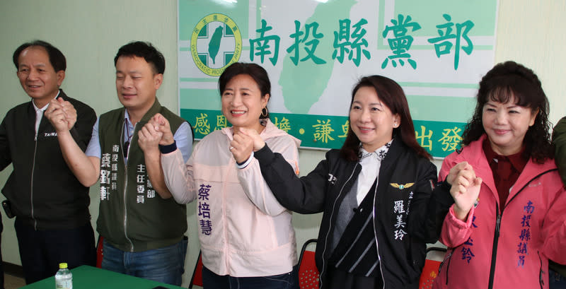 南投第2選區立委補選，民進黨參選人蔡培慧（中）2 日成立競選總部，民進黨立委羅美玲（右2）任任競總主委。中央社