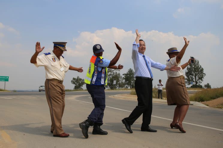 Su jefe, lejos de enojarse, la tomó como un ejemplo de amor a la profesión. Foto: Twitter/<span class="FullNameGroup">S</span><span class="FullNameGroup">outh African Heroes</span>