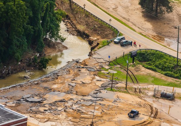 A Kentucky Army National Guard helicopter crew surveys disaster areas due to flooding during a media flight around eastern Kentucky, on July 30. (Photo: Spc. Danielle Sturgill/US ARMY/REUTERS)