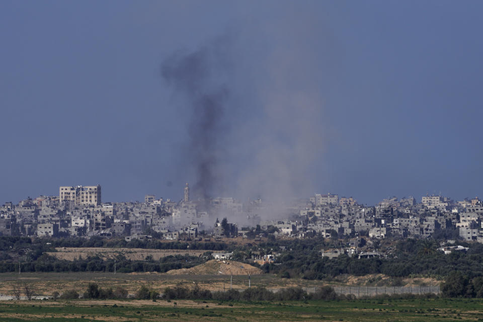 Rauch steigt über den Gazastreifen auf, vom Süden Israels aus gesehen. (Bild: Tsafrir Abayov/AP/dpa)