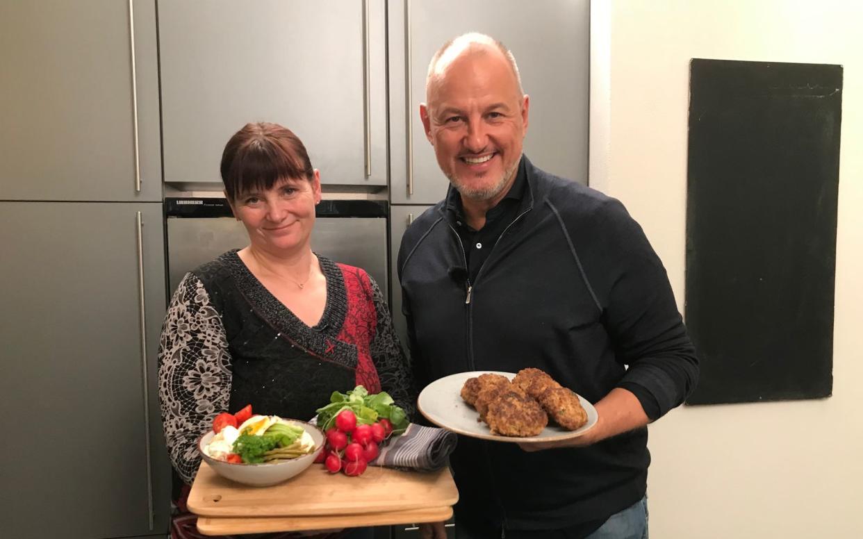 Vorsicht vor Doros Frikadellen: "Wenn ich 'nem Schwein in den Arsch beiße - so schmeckt das!", findet Frank Rosin.  (Bild: Kabel Eins)