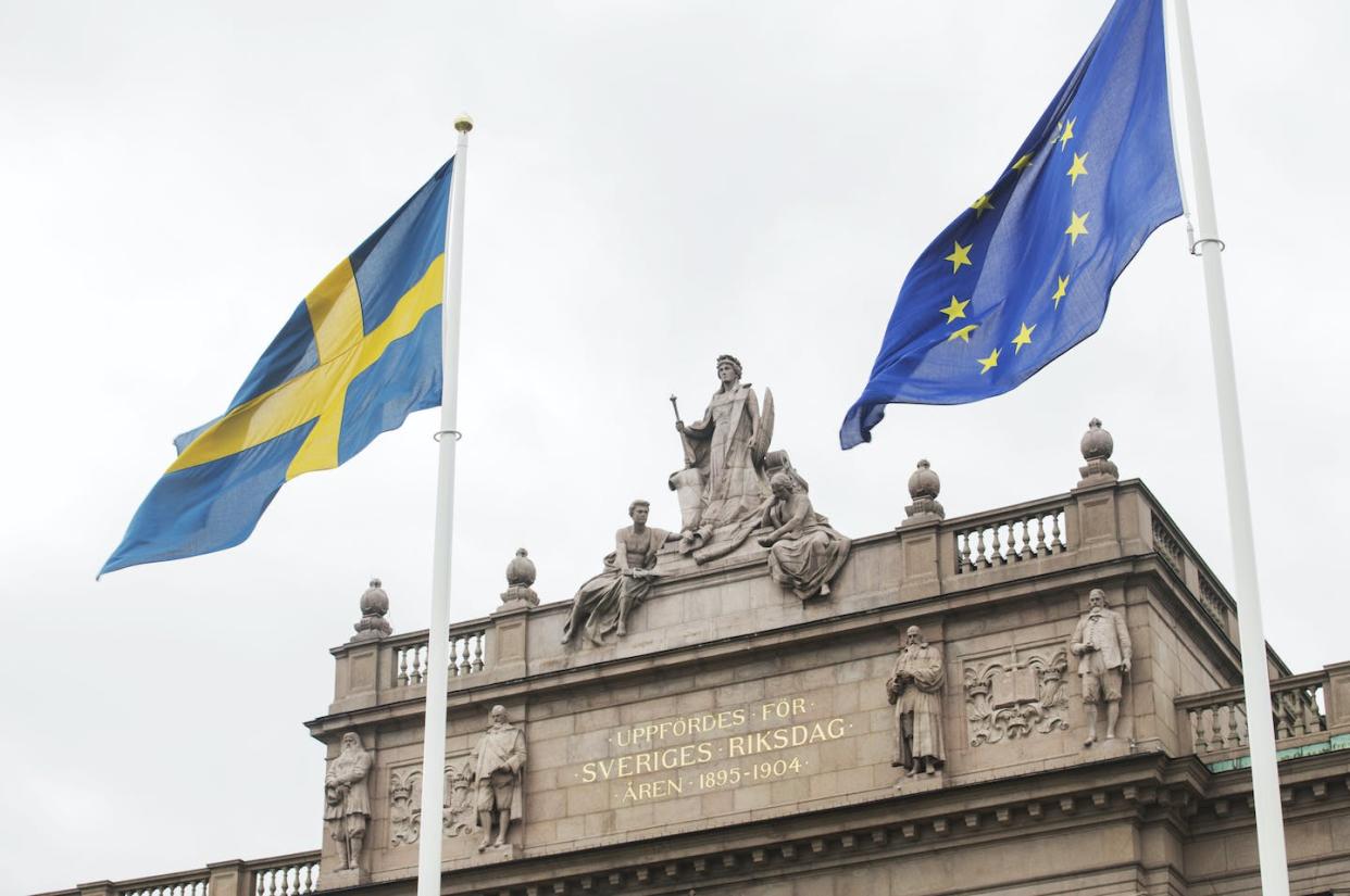 Banderas de Suecia y la Unión Europea ondean en el exterior del Riksdag, la cámara legislativa sueca. <a href="https://www.riksdagen.se/en/media/press-images/" rel="nofollow noopener" target="_blank" data-ylk="slk:Esveriges Riksdag / Melker Dahlstrand.;elm:context_link;itc:0;sec:content-canvas" class="link ">Esveriges Riksdag / Melker Dahlstrand.</a>