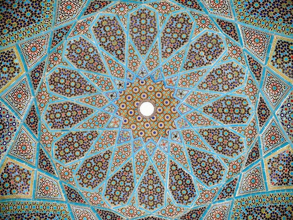 伊斯蘭藝術中的「阿拉伯紋樣」是以幾何圖形所構成，其中又以「星形多邊形」為元素之一。