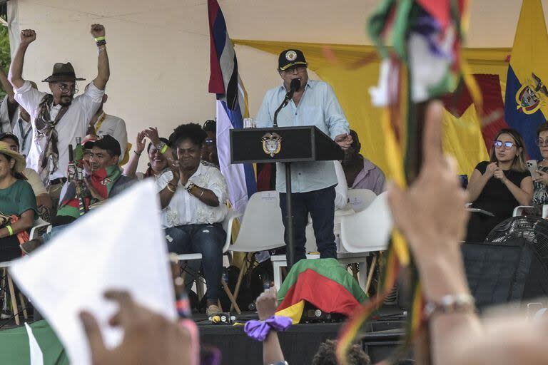 El presidente colombiano Gustavo Petro habla junto a la vicepresidenta Francia Márquez durante una reunión tradicional de la 