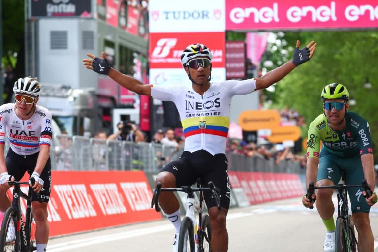 L'Equatorien Jhonatan Narvaez lors de la première étape du Tour d'Italie devant l'Allemand Maximilian Schachmann et le Slovène Tadej Pogacar le 4 mai 2024 à Turin (Luca Bettini)