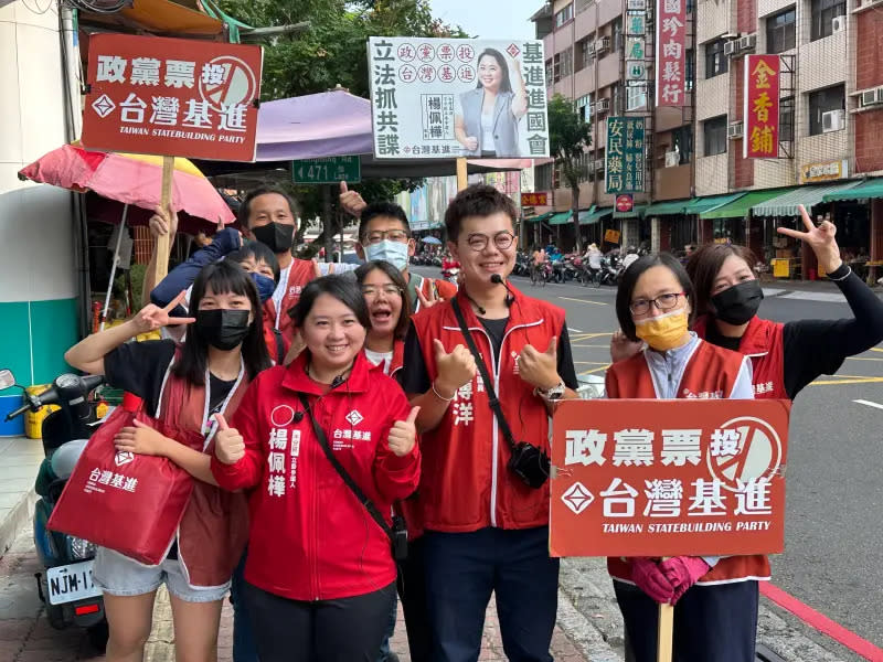 ▲台灣基進不分區立委參選人楊佩樺今（20）日早上與高雄市議員張博洋共同於高雄三民區陽明市場掃街拜票，力拚2024大選政黨票。（圖／台灣基進提供）