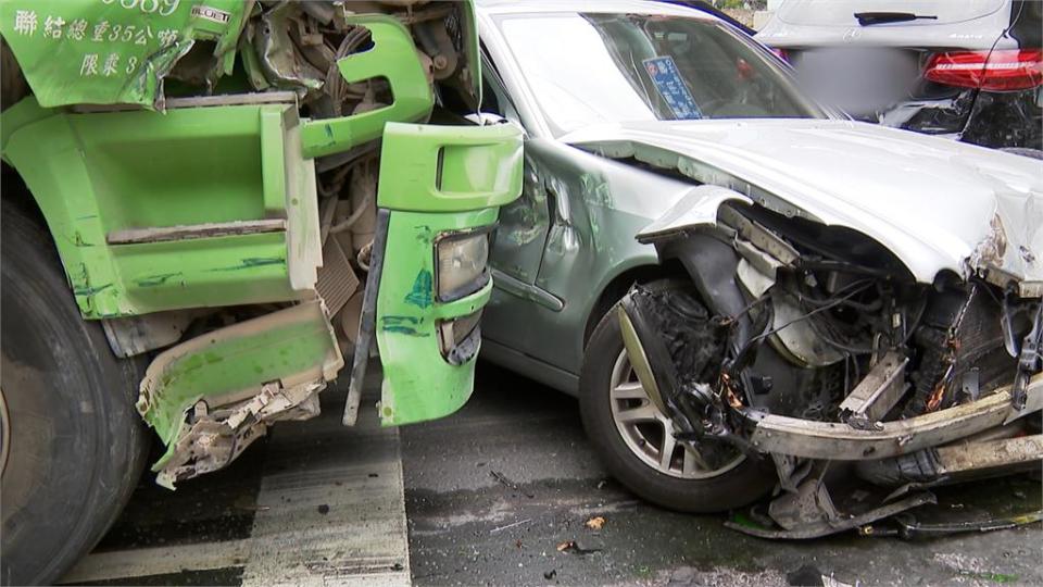 聯結車台64台北港匝道直直衝　追撞七車！重機後座女子送醫不治