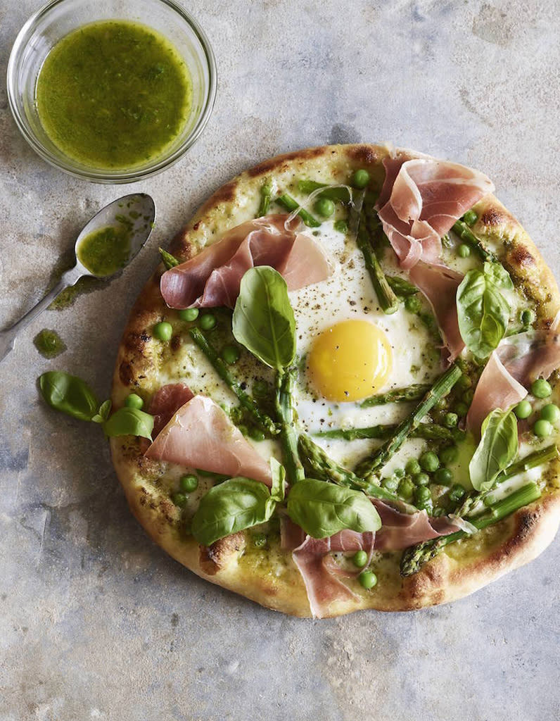 <p>Avec son oeuf au plat, cette pizza printanière ne manquera pas d’impressionner.</p><p>Découvrir la recette <a href="https://whatsgabycooking.com/pea-prosciutto-spring-pizza/" rel="nofollow noopener" target="_blank" data-ylk="slk:ici;elm:context_link;itc:0;sec:content-canvas" class="link ">ici</a></p><br>