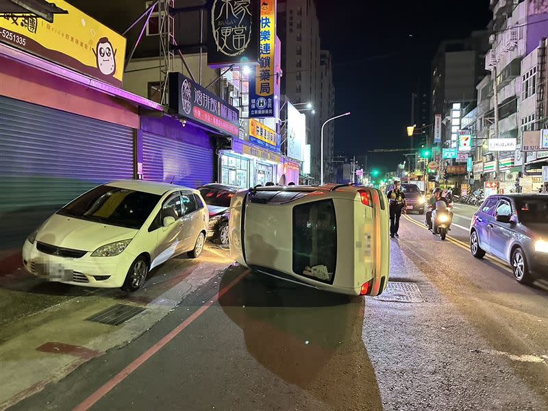 安男轎車翻覆在車道上。（圖／翻攝畫面）