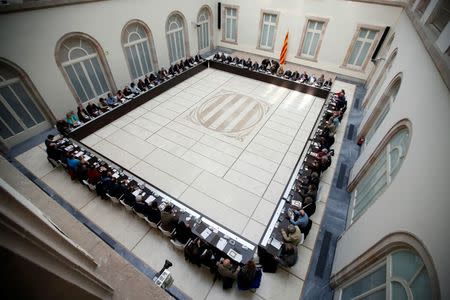 Catalonia's Regional President Artur Mas leads the meeting "Pacte Nacional pel Dret a Decidir" (National Pact For The Right To Decide) with politicians and representatives of social and economic organizations at the Catalan Parliament in Barcelona November 7, 2014. REUTERS/Albert Gea