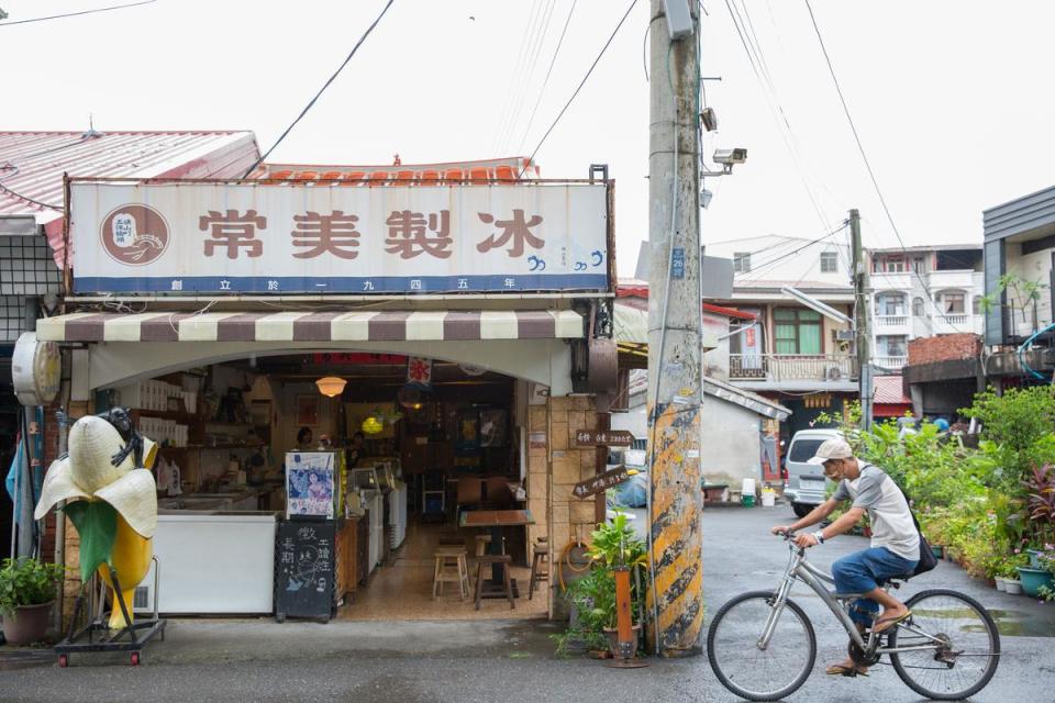 「常美冰店」是郭家人的祖厝，八八風災重創旗山，郭家三代留守老家整頓災後的家園，這也成了第三代返鄉接手老冰店的契機。