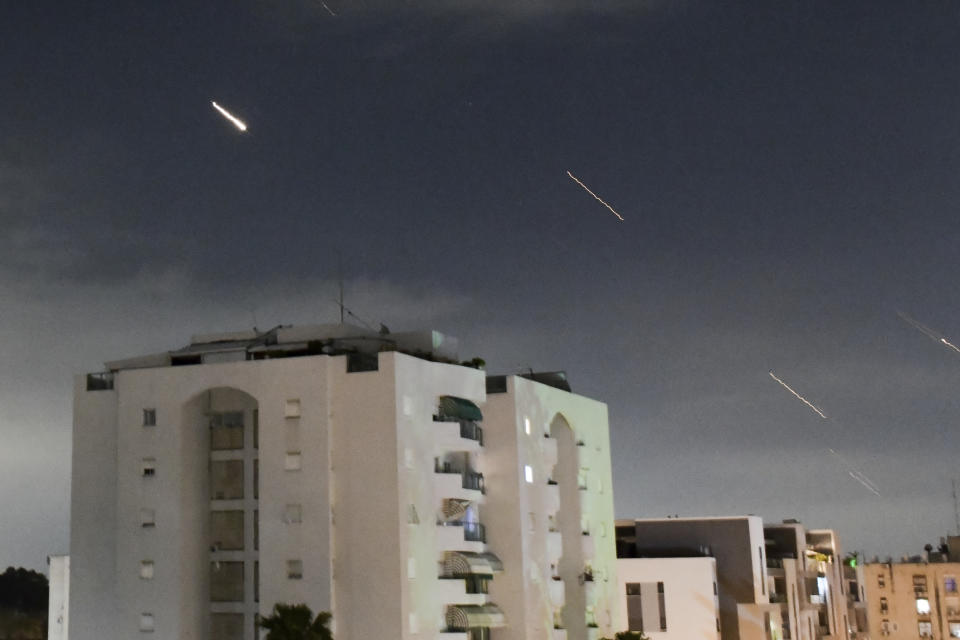 El sistema de defensa aérea israelí Domo de Hierro es activado para interceptar misiles disparados desde Irán, el domingo 14 de abril de 2024, en el centro de Israel. (AP Foto/Tomer Neuberg)