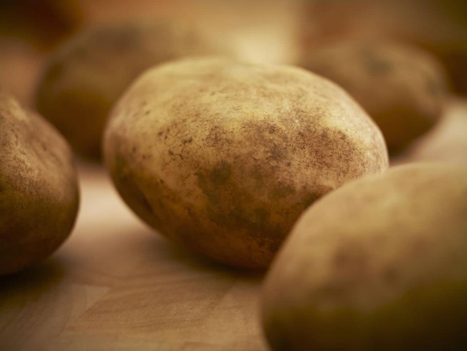 <p>Si vous avez déjà été de corvée de pommes de terre, vous savez combien il est fastidieux de les éplucher. Alors si vous en avez beaucoup à faire, mettez-les dans le lave-vaisselle sans détergent, sélectionnez le cycle de rinçage et elles seront prêtes !</p>