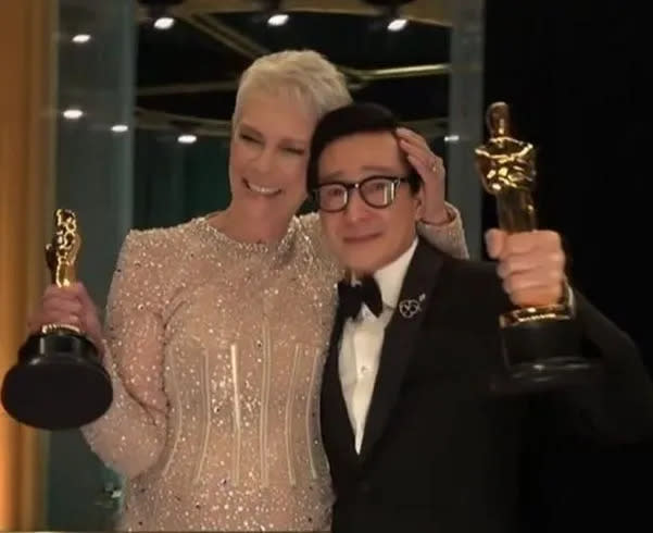 潔美李寇蒂斯（左）和關繼威以《媽的多重宇宙》分別獲得女配角和男配角獎。翻攝台視