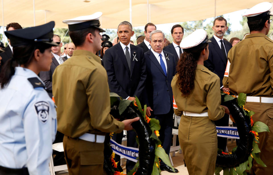 <p>President Barack Obama stands alongside Israeli Prime Minister Benjamin Netanyahu © as Israeli military pass by with wreaths of flowers during the funeral of Shimon Peres, 93, on Mount Herzl Cemetery in Jerusalem on Sept. 30, 2016. At right is Spain’s King Felipe. (REUTERS/Abir Sultan/Pool)</p>