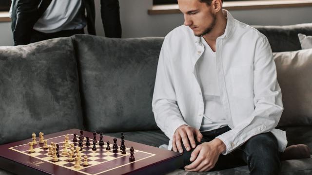 This special chessboard brings digital opponents into the physical world