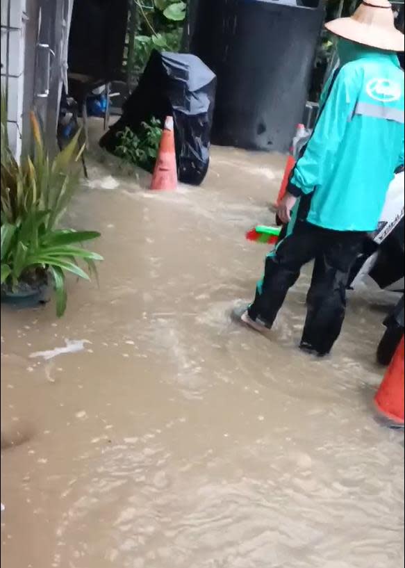 雨彈狂炸北市！　吳興街住戶控工地積水淹進民宅