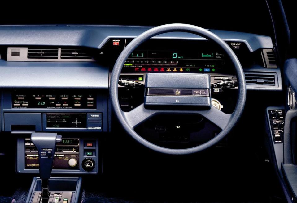 內裝採用了諸多電子設備，如全數位顯示主儀表，中控面板上也多了許多小顯示幕用以顯示車輛的各種狀態，科技感十足。