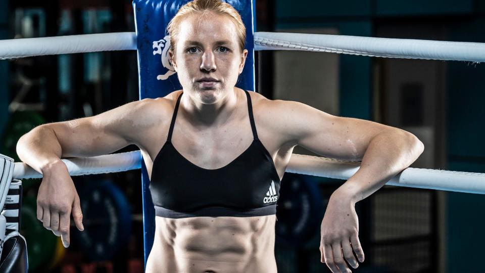 Rosie Eccles del equipo GB posando con sus manos en el borde del ring