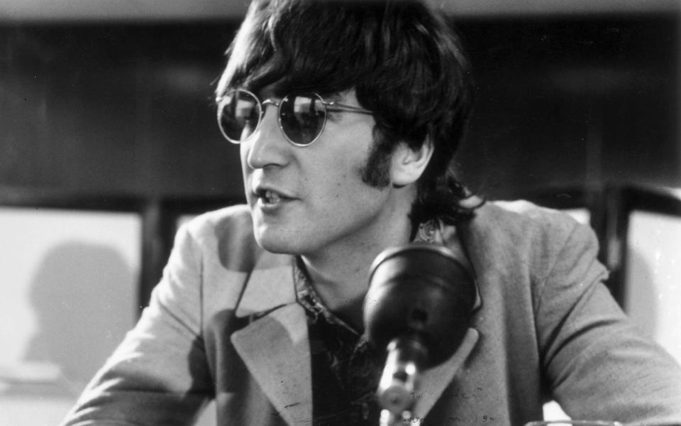 Unendlich tragisch: "Alles, was sie wollen, sind tote Helden, so wie Sid Vicious und James Dean. Ich bin nicht daran interessiert, ein beschissener toter Held zu sein, also vergiss sie, vergiss sie" - diese Aussage tätigte John Lennon 1980 drei Tage vor seiner Ermordung im "Rolling Stone"-Interview. (Bild: George Stroud/Express/Getty Images)