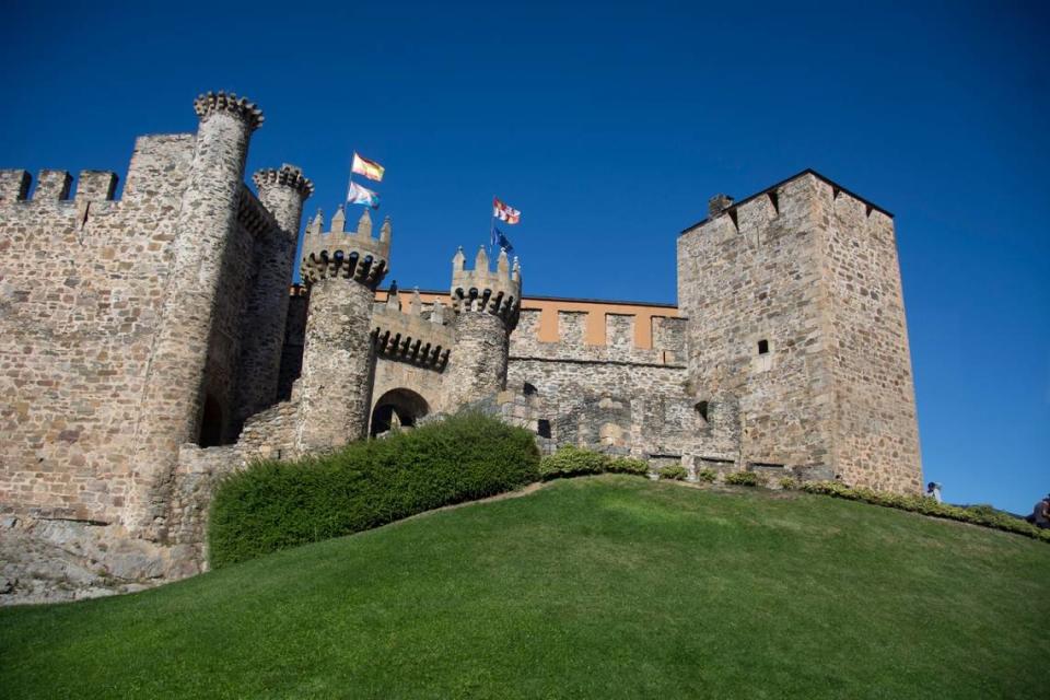 La ciudad de Ponferrada es conocida por el impresionante Castillo de los Templarios, una fortaleza medieval que se alza sobre la ciudad y que data del siglo XII.