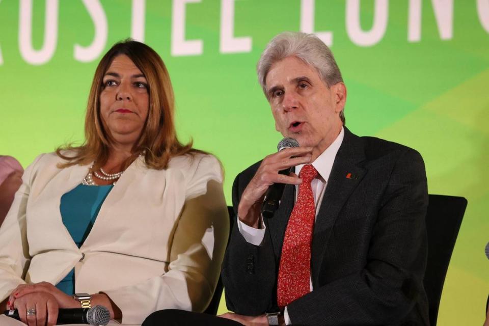 Julio Frenk (a la derecha), presidente de la Universidad de Miami (UM), hablando mientras Madeline Pumariega, presidenta de Miami Dade College (MDC), escucha durante un almuerzo de fideicomisarios, organizado por la Cámara de Comercio del Gran Miami, para hablar con líderes de la educación superior sobre cómo adaptarse a un mundo pospandémico (miércoles 5 de abril de 2023, Jungle Island Bloom Ballroom).