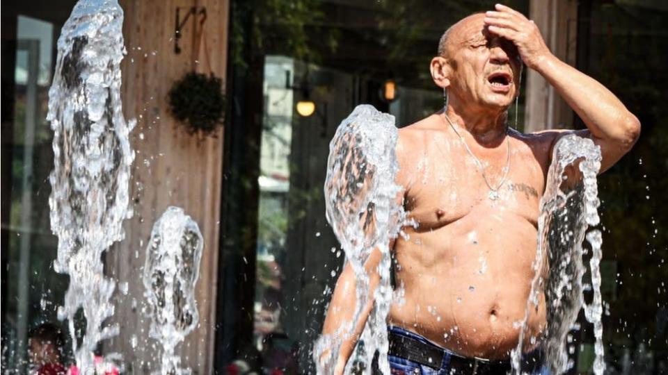 Hombre refresc&#xe1;ndose en una fuente en Mosc&#xfa;