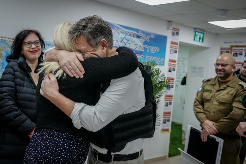 Robert Habeck (C), German Minister for Economic Affairs and Climate Protection, hugs a woman after she tells her story about her experiences on 7 October 2023 in a bunker in Sderot. Sderot lies on the border with the Gaza Strip. The city was attacked by Hamas fighters on 7 October 2023. Kay Nietfeld/dpa