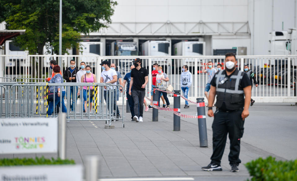 Il mattatoio di Guetersloh, nel Nord Reno Westfalia, in Germania, dove si sono registrati oltre 1.500 casi di positività al coronavirus (Photo by Sascha Schuermann/Getty Images)