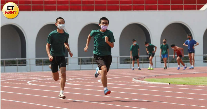 現規定人人外出都要戴口罩，包括田徑選手在操場上訓練時也是，但溼透的口罩黏在臉上，讓他們直呼「快要窒息」。（圖／張文玠攝）