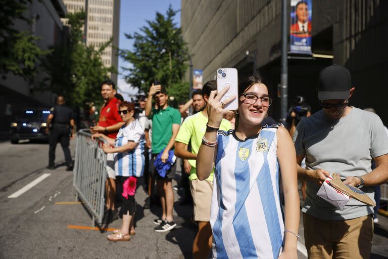 Hinchas de la selección nacional, esperan la salida del equipo del Hotel Westin de Atlanta