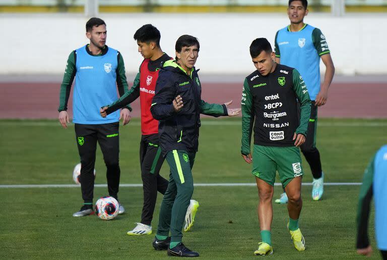 Gustavo Costas en su última experiencia: viene de ser el entrenador de la selección de Bolivia. Fue despedido en octubre