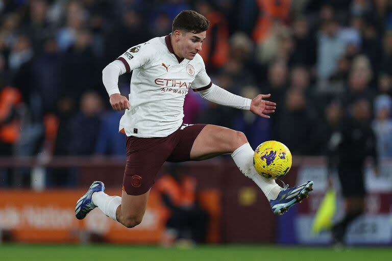 Julian Álvarez fue titular en Manchester City y salió reemplazado en la parte final del juego ante Aston Villa.