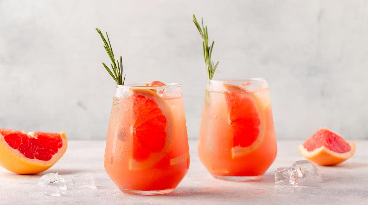 <a href="https://www.shutterstock.com/es/image-photo/cold-lemonade-cocktail-fresh-grapefruit-juice-2074772929" rel="nofollow noopener" target="_blank" data-ylk="slk:Shutterstock / Tatiana Bralnina;elm:context_link;itc:0;sec:content-canvas" class="link ">Shutterstock / Tatiana Bralnina</a>