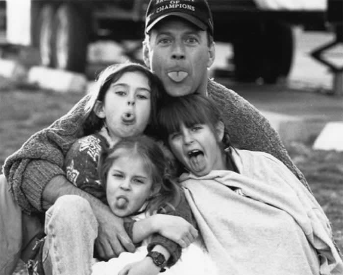 Demi Moore celebra el Día del Padre con esta foto de Bruce Willis con sus hijas