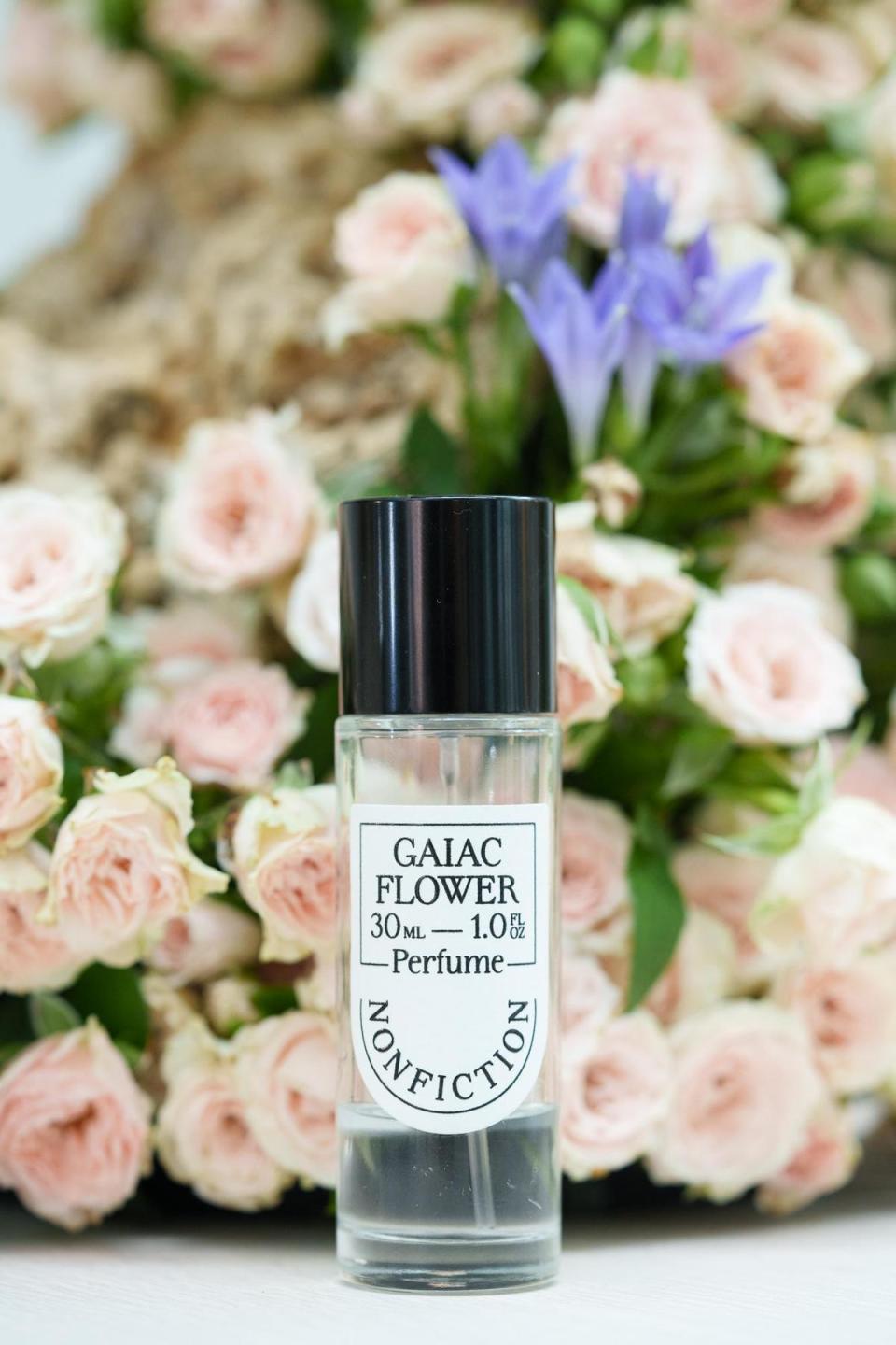 GAIAC FLOWER是品牌目前唯一的花香調，愈創木花和香草琥珀的典型的東方情調。30ml / NT$2,180（初衣食午提供）