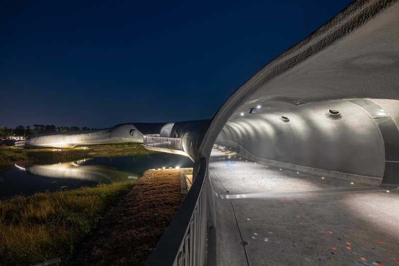 故宮南院「覽月橋」富巧思的管狀空間能讓人在橋中央休憩。（陳冠帆提供）